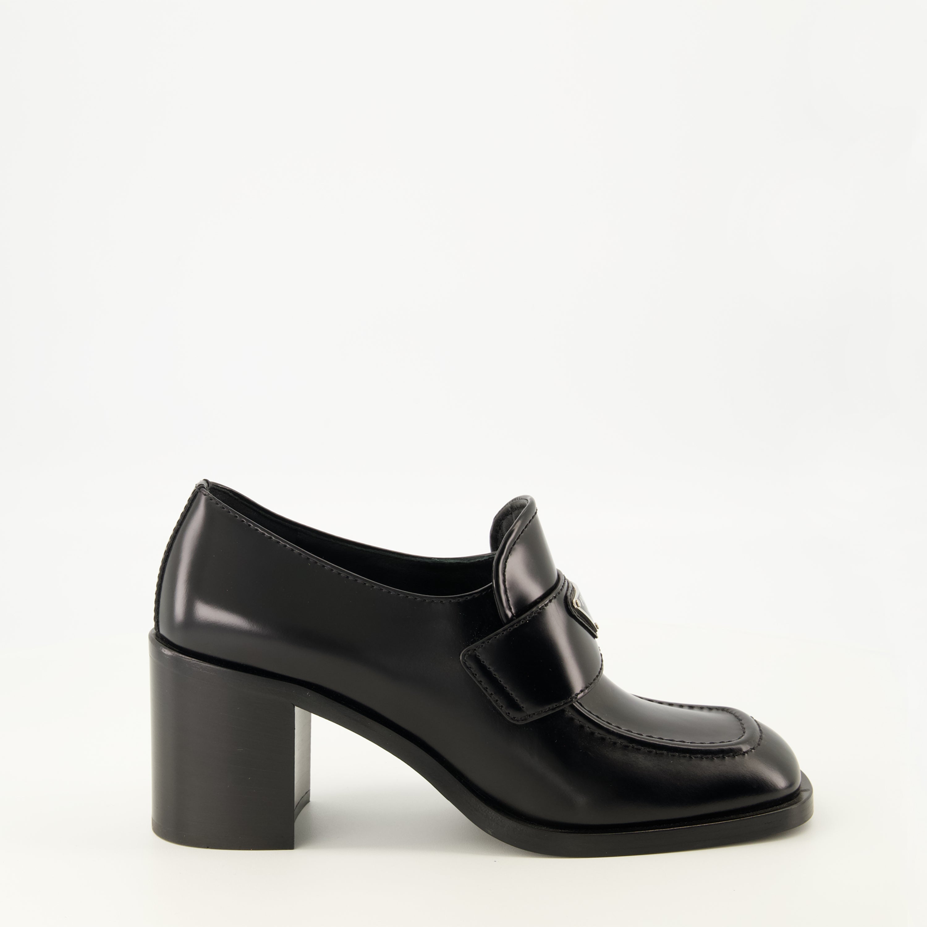 Schwarze Lederschuhe mit Absatz