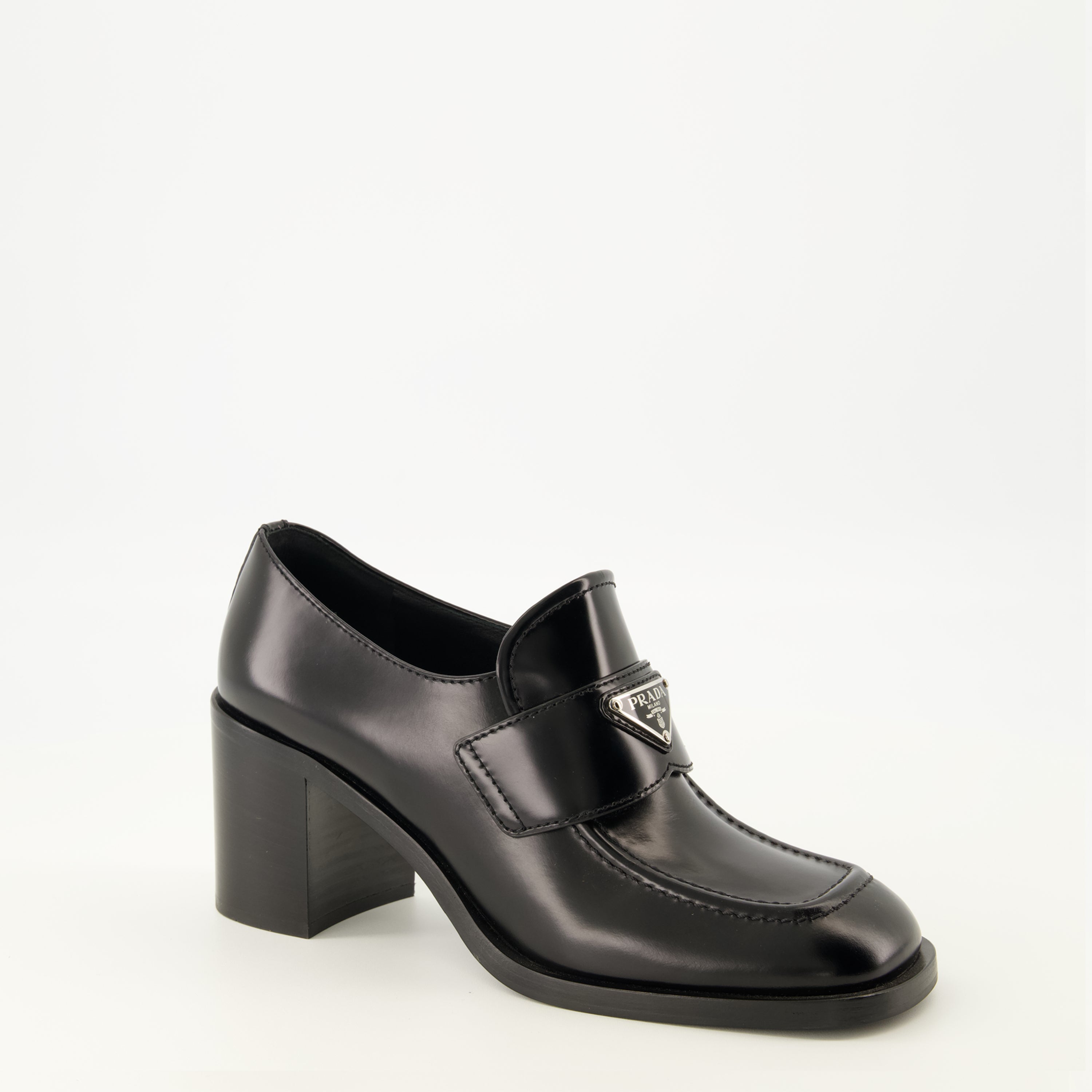 Schwarze Lederschuhe mit Absatz