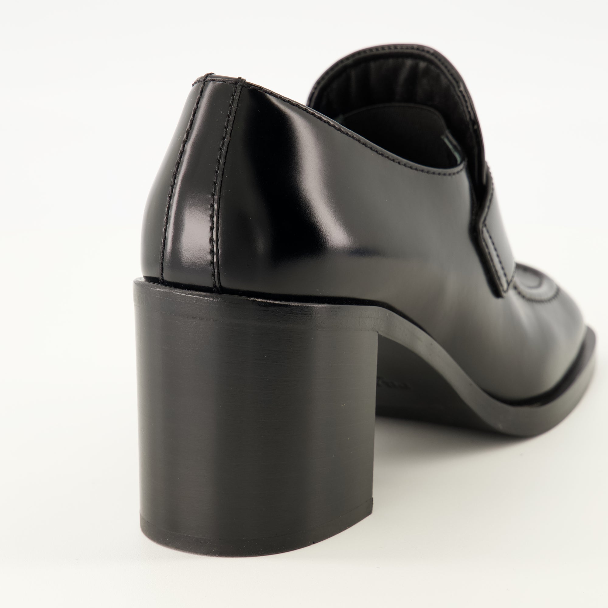 Schwarze Lederschuhe mit Absatz