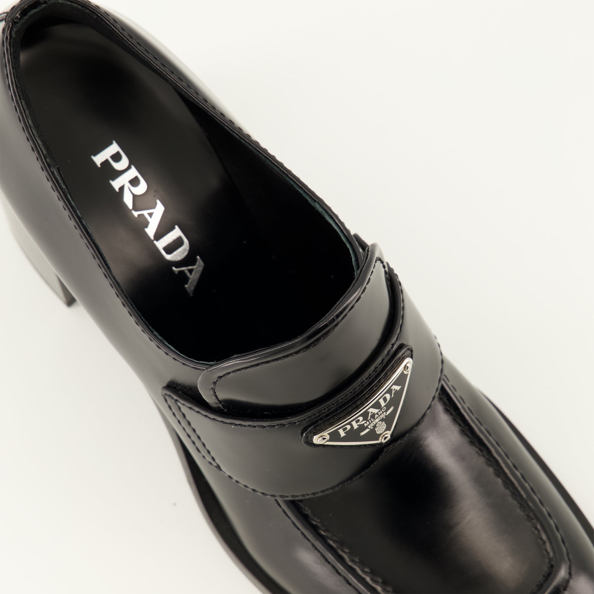 Schwarze Lederschuhe mit Absatz