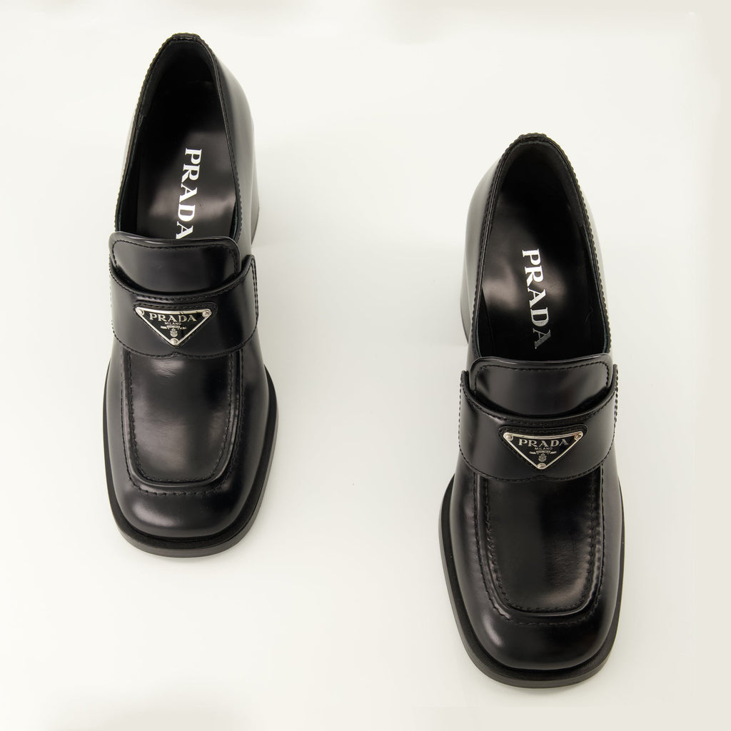 Schwarze Lederschuhe mit Absatz