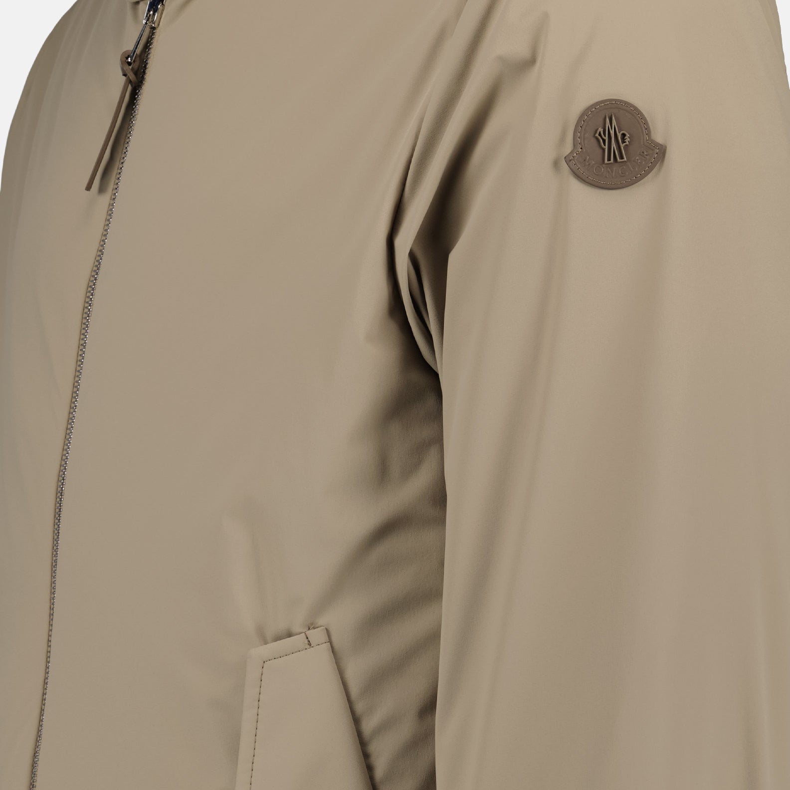 Image de la veste en nylon beige Albergian de Moncler pour hommes - Saison Printemps-Été 2024 - Vue de détail 1