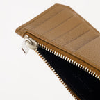 Imagen del tarjetero con cremallera de cuero texturizado Cassandre Shadow de Saint Laurent para hombres - Temporada Primavera-Verano 2024 - Vista de detalle 1