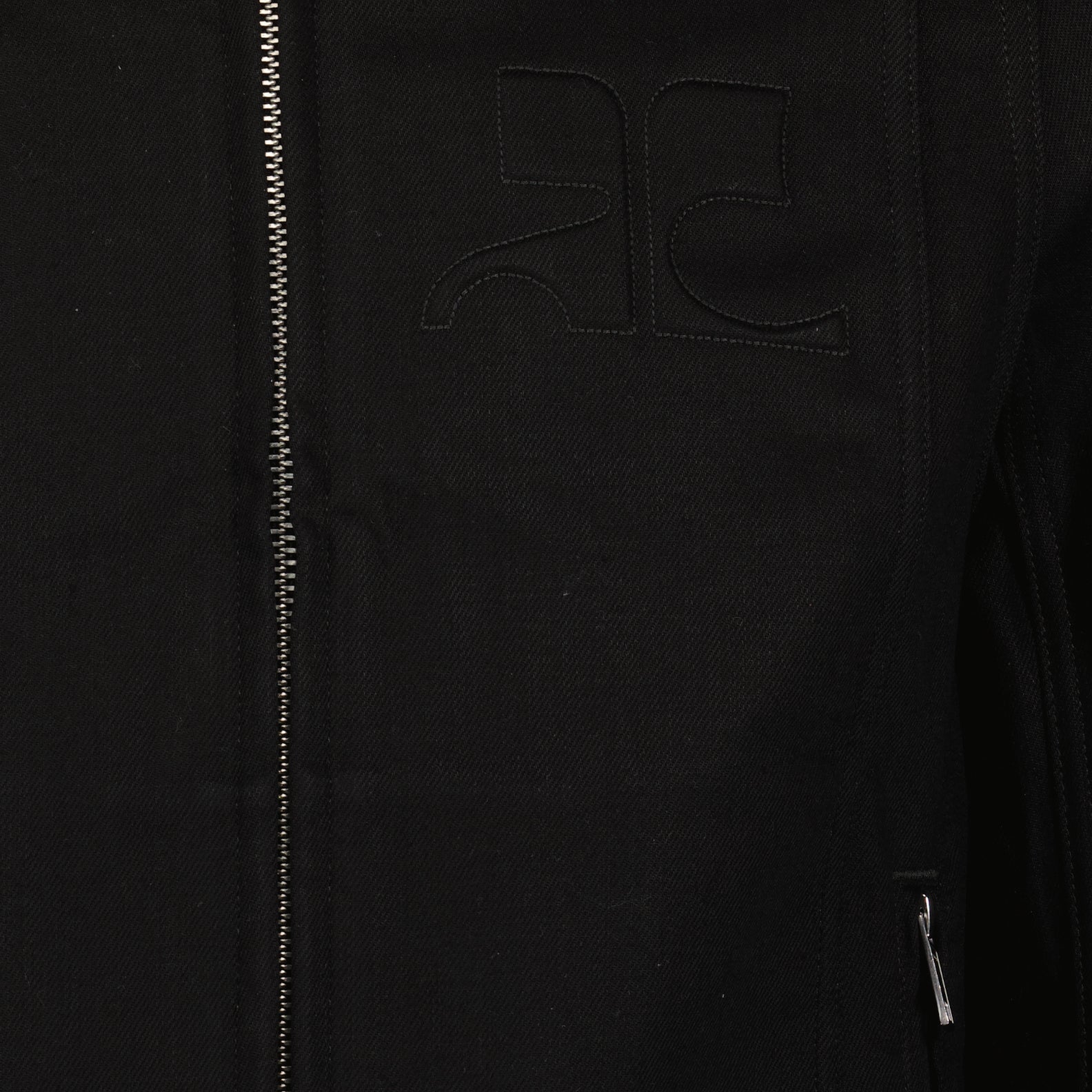 Imagem de uma jaqueta de motociclista em denim preto da Courrèges para homens - Temporada Primavera-Verão 2024 - Vista de detalhe 5