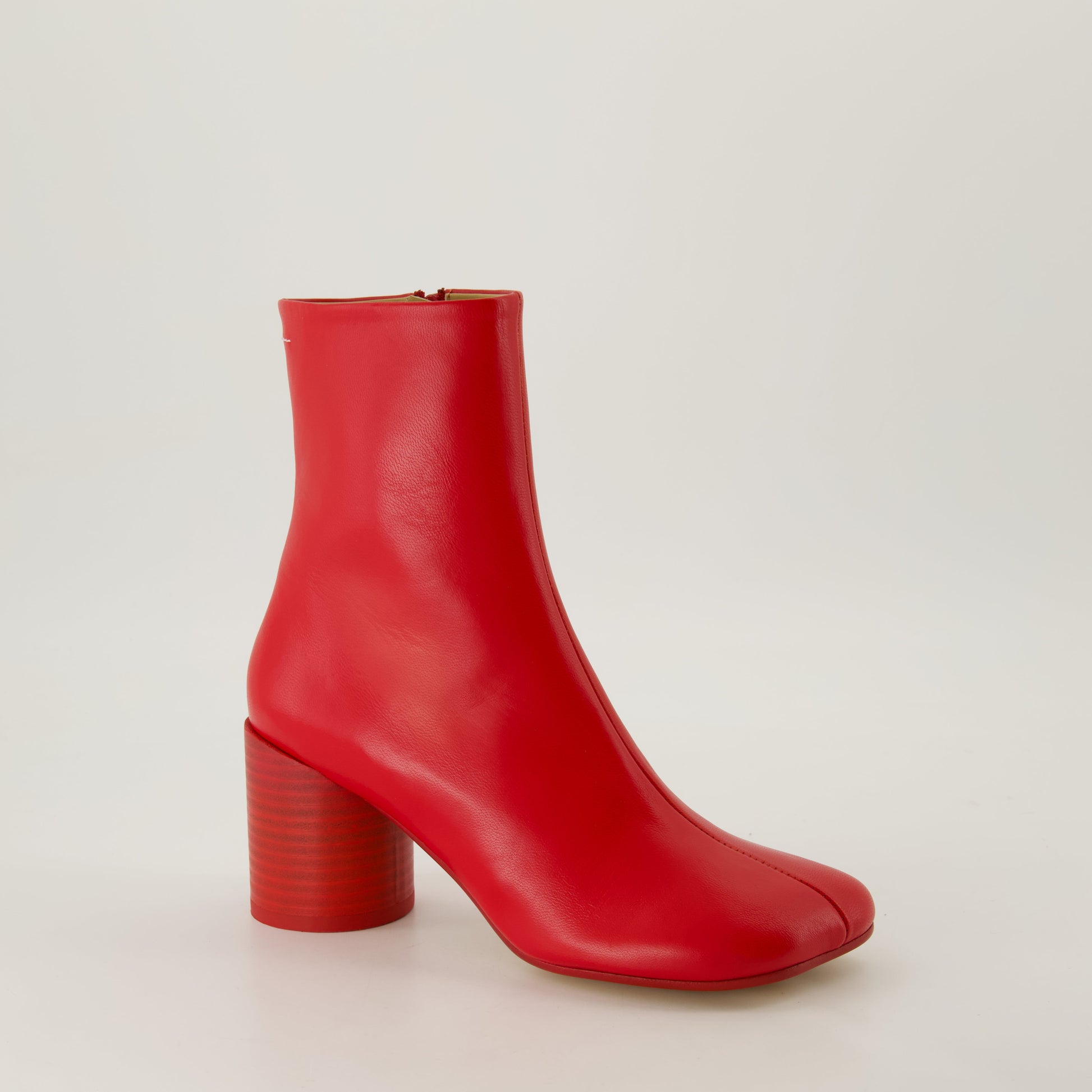 red leather boots, anatomic design boots, zip closure boots, cylindrical heel boots, MM6 boots