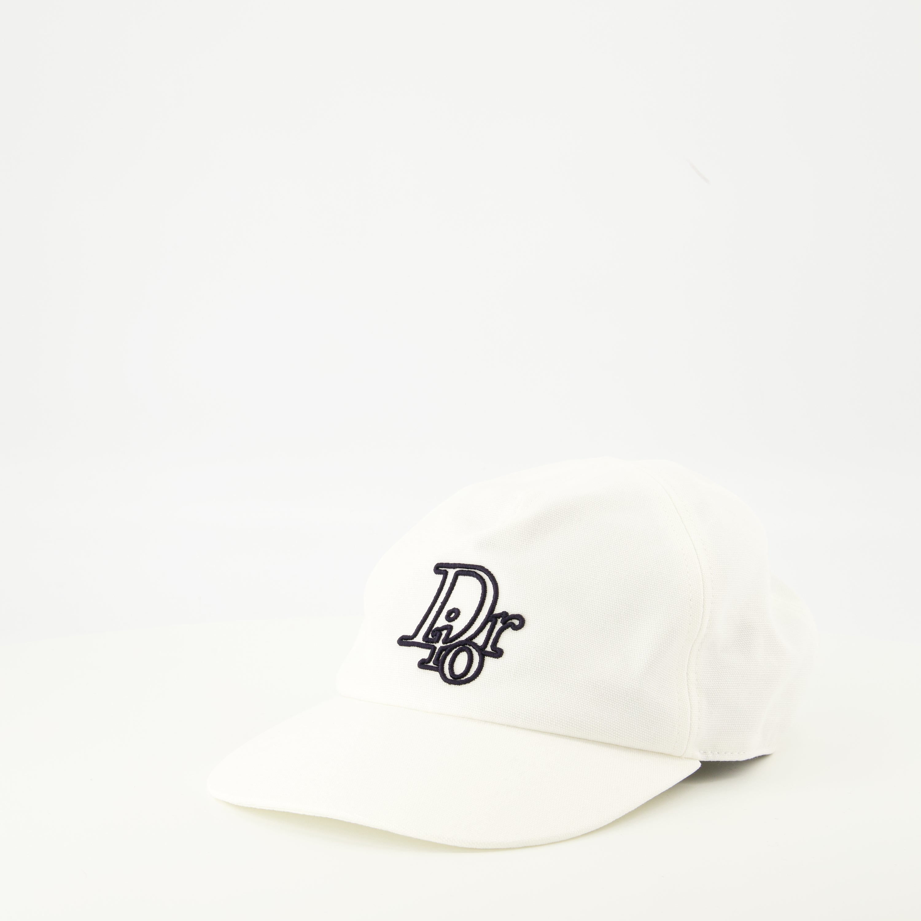 Imagen de la gorra blanca Dior para hombres - Temporada otoño-invierno 2025 - Vista frontal