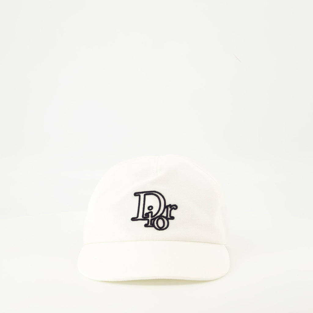 Imagen de la gorra blanca Dior para hombres - Temporada otoño-invierno 2025 - Vista trasera