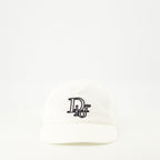 Imagen de la gorra blanca Dior para hombres - Temporada otoño-invierno 2025 - Vista trasera