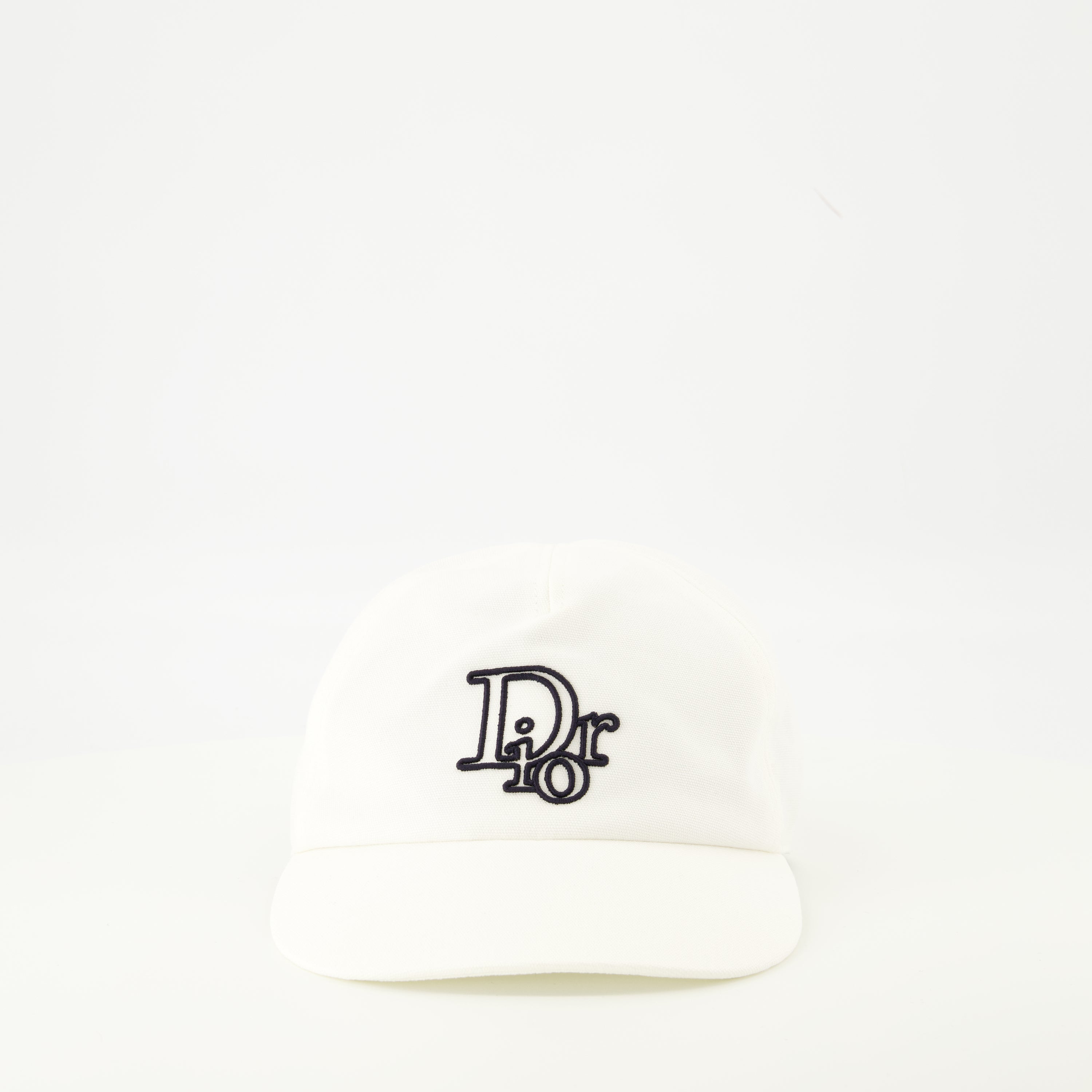 Imagen de la gorra blanca Dior para hombres - Temporada otoño-invierno 2025 - Vista trasera