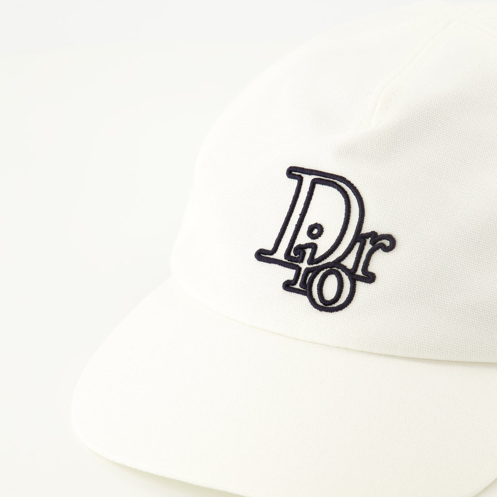 Imagen de la gorra blanca Dior para hombres - Temporada otoño-invierno 2025 - Vista de detalle 2