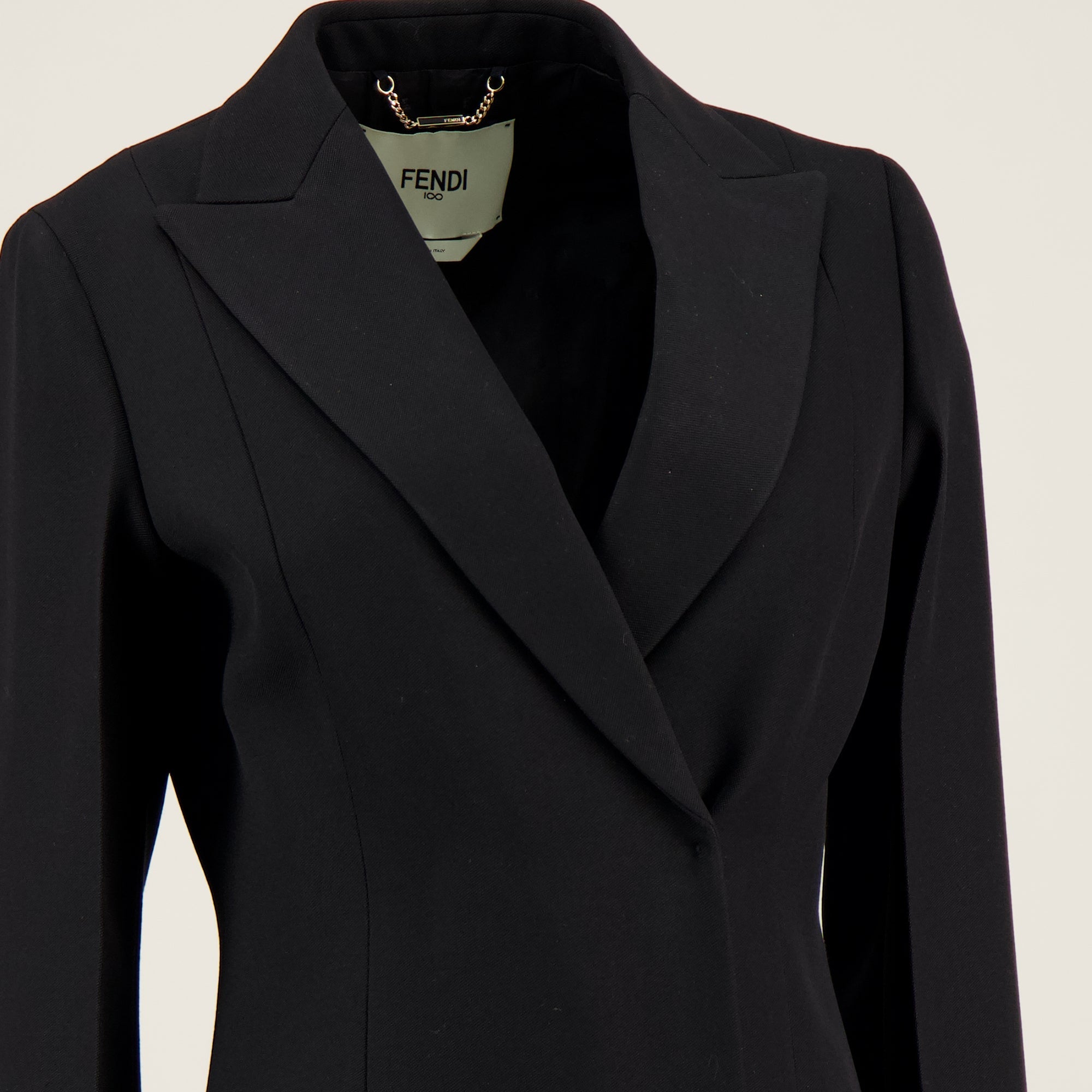 Image d'un manteau en laine noir de Fendi pour femmes - Saison automne - hiver 2025 - Détail Vue 2