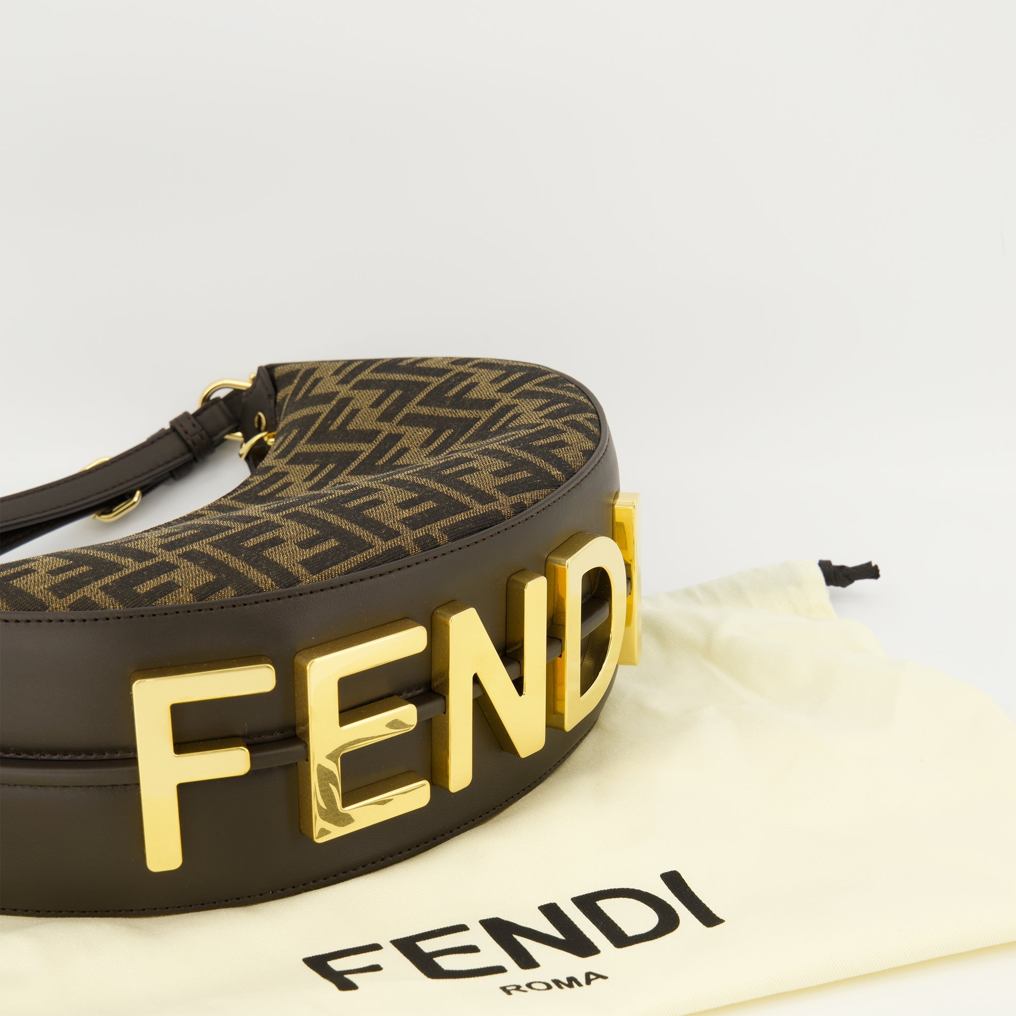Bilde av Fendi Fendigraphy Small Bag fra Fendi for kvinner - Sesong Høst-Vinter 2025 - Detaljvisning 2