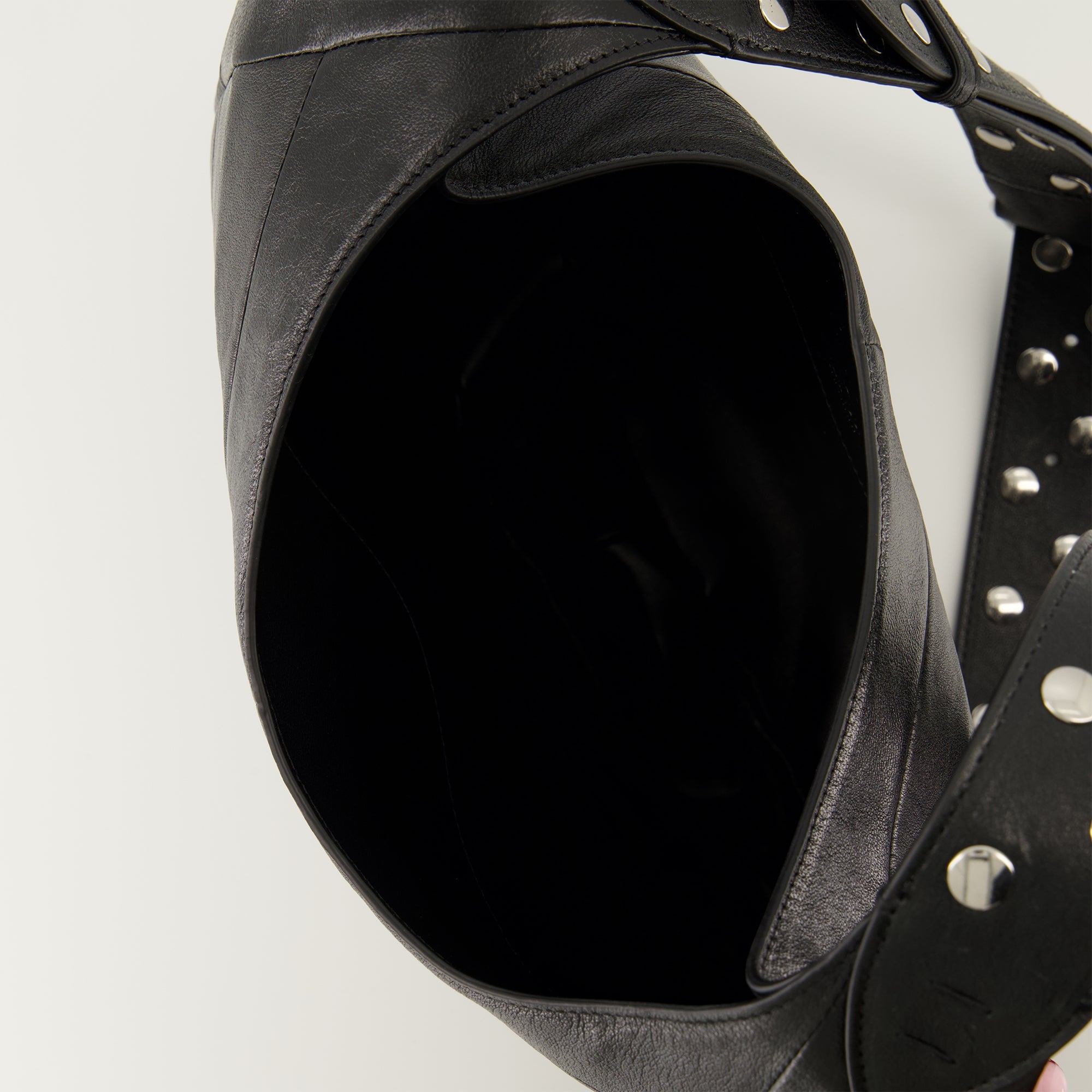 Valentino Garavani, leather sac, Hoboho, fashion accessory, VLogo Signature