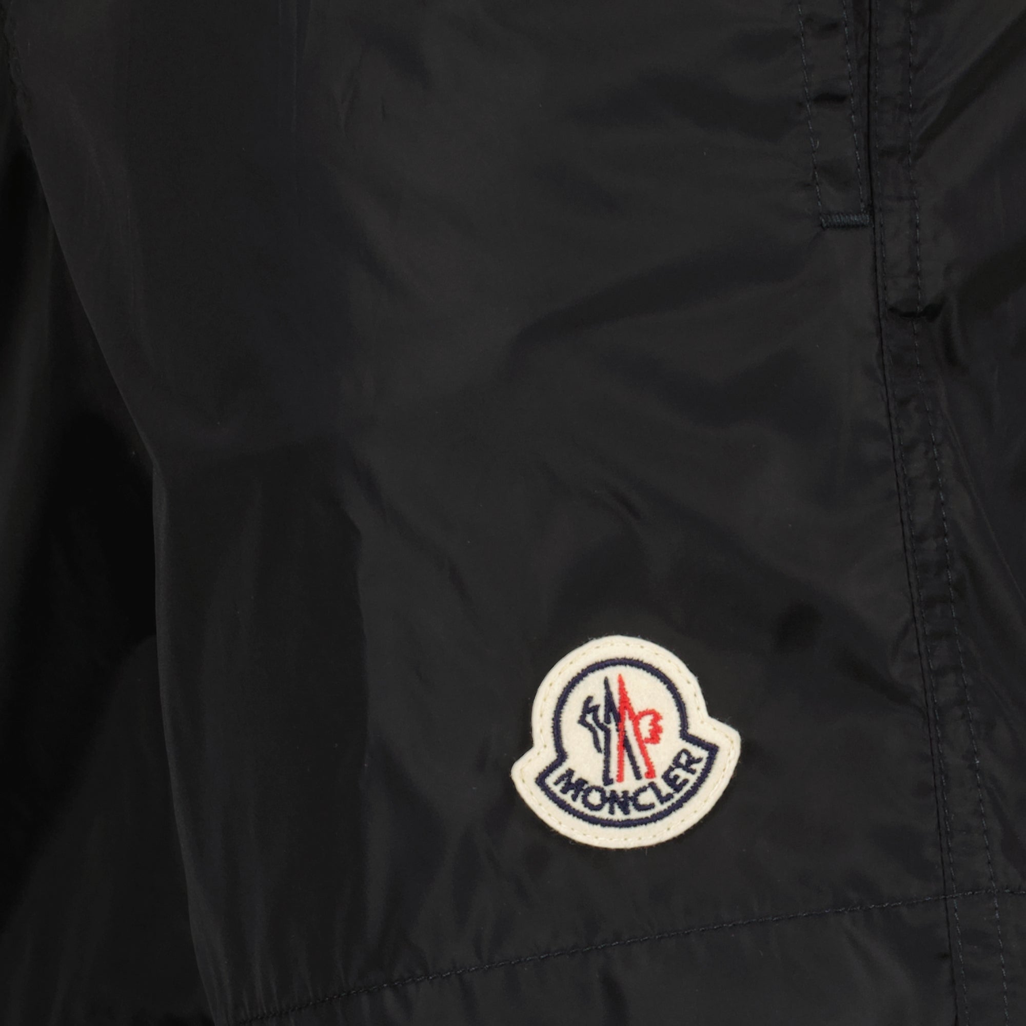 Imagem dos Calções de Banho Bicolores da Moncler para Homens - Temporada Primavera-Verão 2026 - Detalhe 2