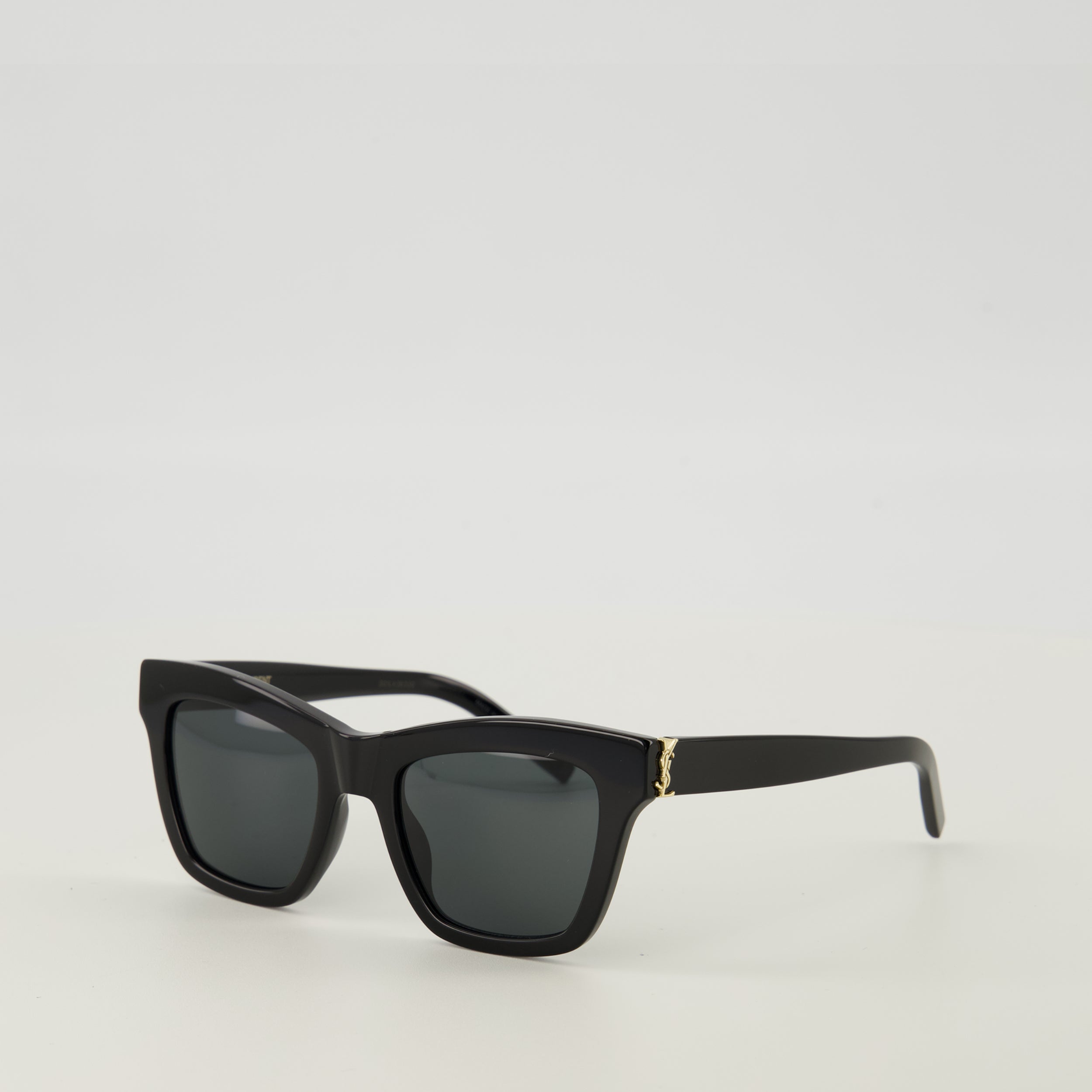 Imagen de las gafas de sol negras M156 de Saint Laurent para mujeres - Temporada Primavera-Verano 2026 - Vista de detalle 2