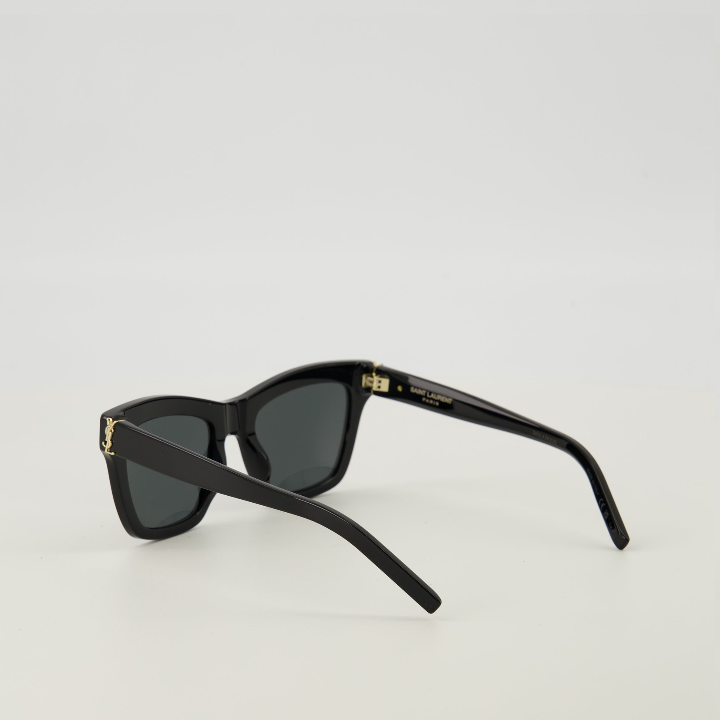 Imagen de las gafas de sol negras M156 de Saint Laurent para mujeres - Temporada Primavera-Verano 2026 - Vista de detalle 1