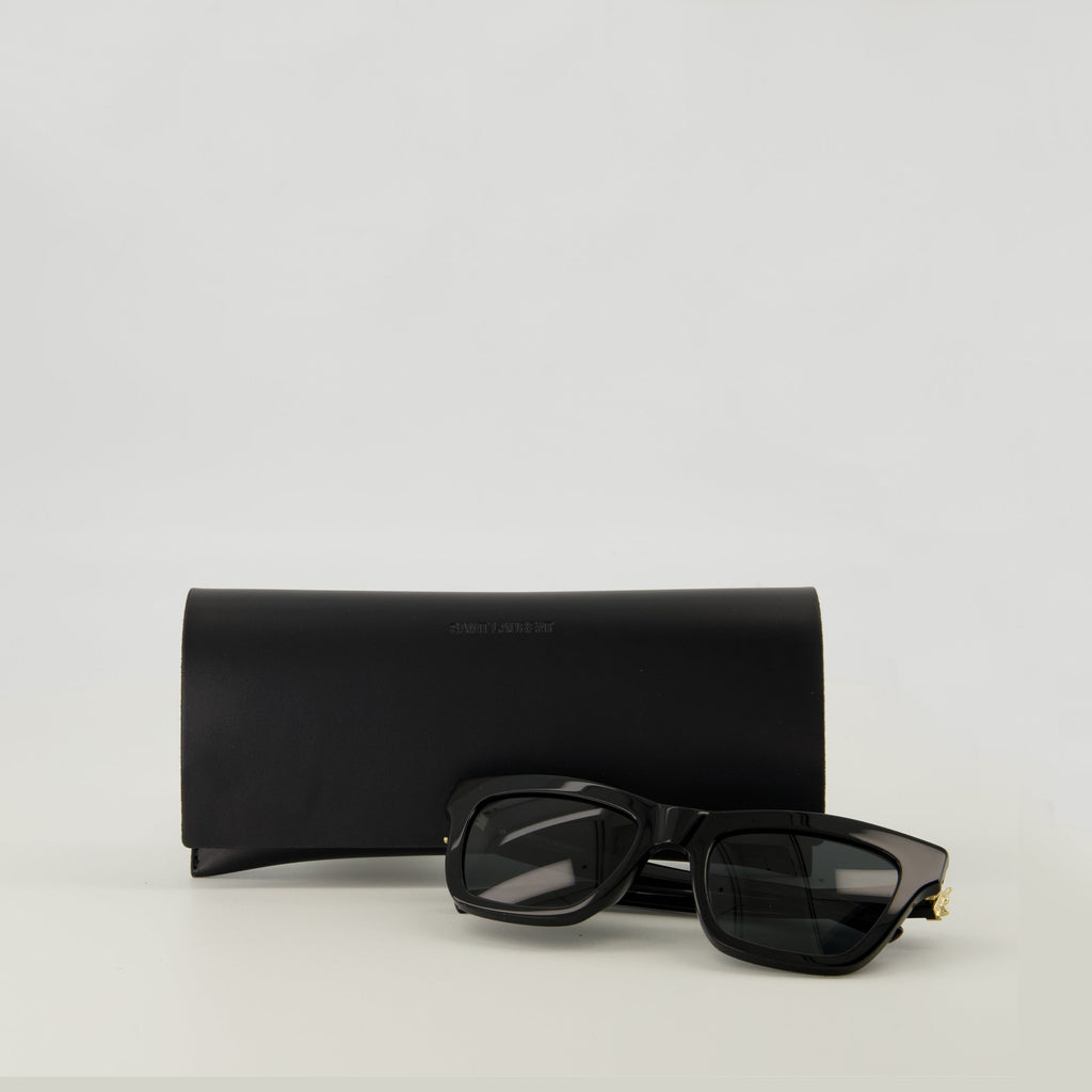 Imagen de las gafas de sol negras M156 de Saint Laurent para mujeres - Temporada Primavera-Verano 2026 - Vista trasera