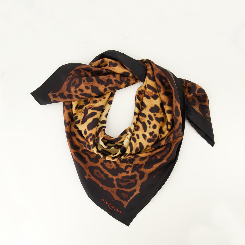 Foulard in seta stampata con leopardato
