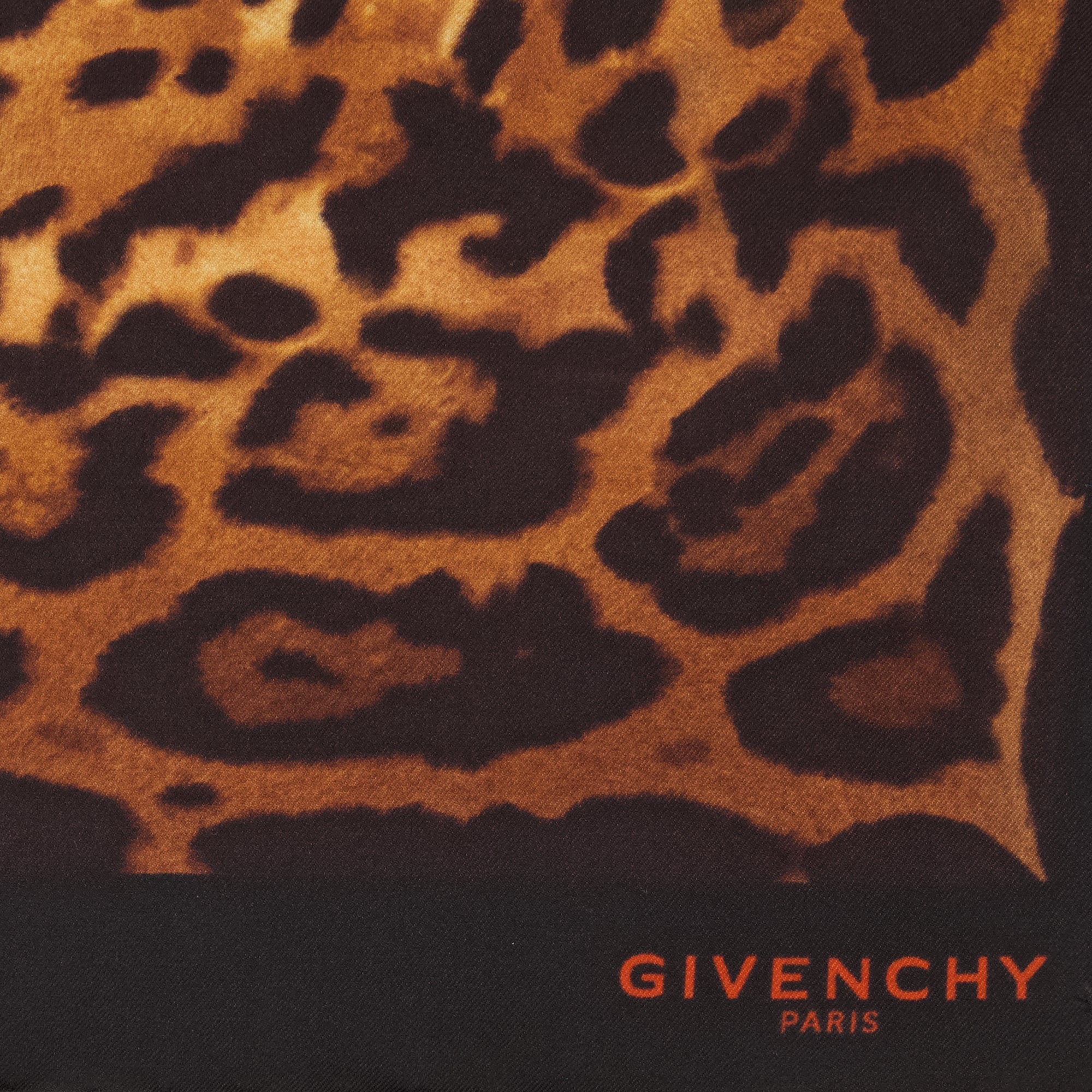 Cuadrado de seda con estampado de leopardo