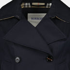 Imagen de un abrigo trench de Burberry para mujeres - Temporada Otoño-Invierno 2025 - Vista de detalle 2