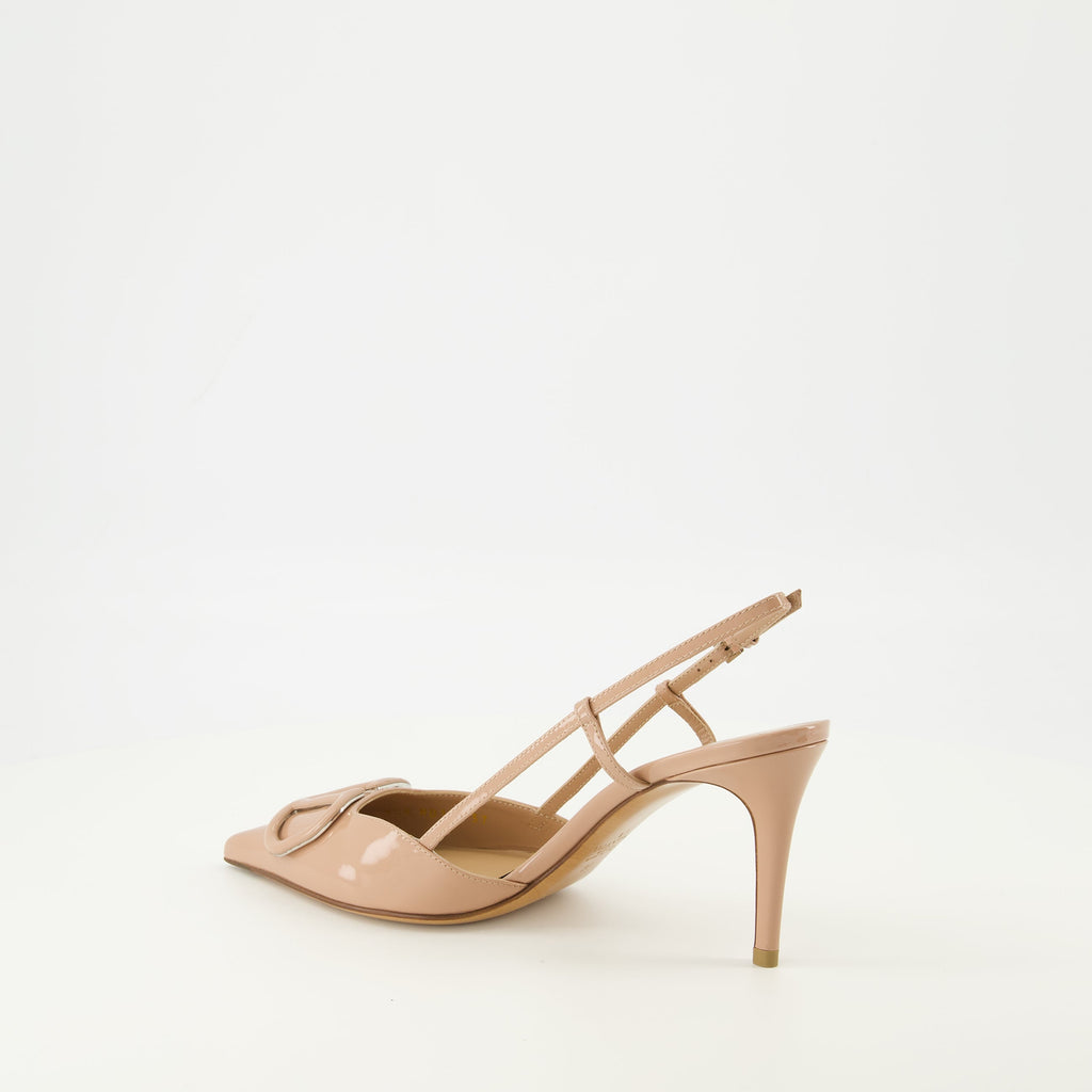 Image de Vlogo Pumps en cuir verni rose - Valentino par Valentino Garavani pour femmes - Saison Printemps-Été 2026 - Vue arrière droite en trois-quarts