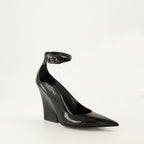 Image of The Bold Leather Pumps by Valentino Garavani for Women - Season Autumn-Winter 2024 - Front Right Three-Quarter View