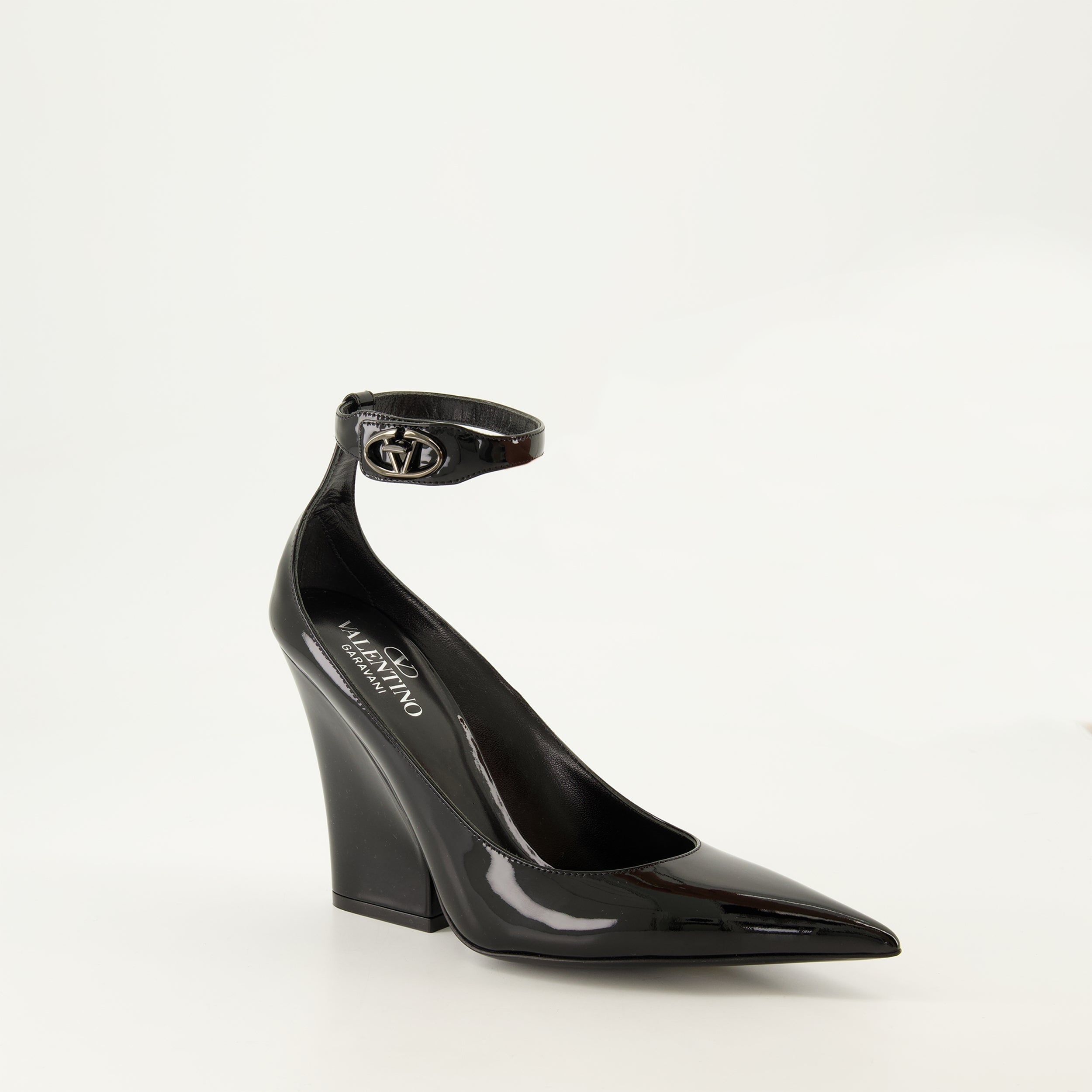 Leather pumps, VLogo design, pointed toe shoes, fall-winter footwear, adjustable ankle strap