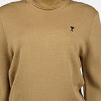 Image d'un pull à col roulé marron par Ami PARIS pour femmes - Saison automne-hiver 2025 - Vue des détails du produit 3