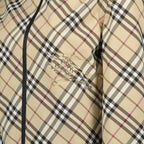 Imagem de um corta-vento beige aos quadrados da Burberry para mulheres - Temporada Primavera-Verão 2025 - Vista de detalhes do produto 2