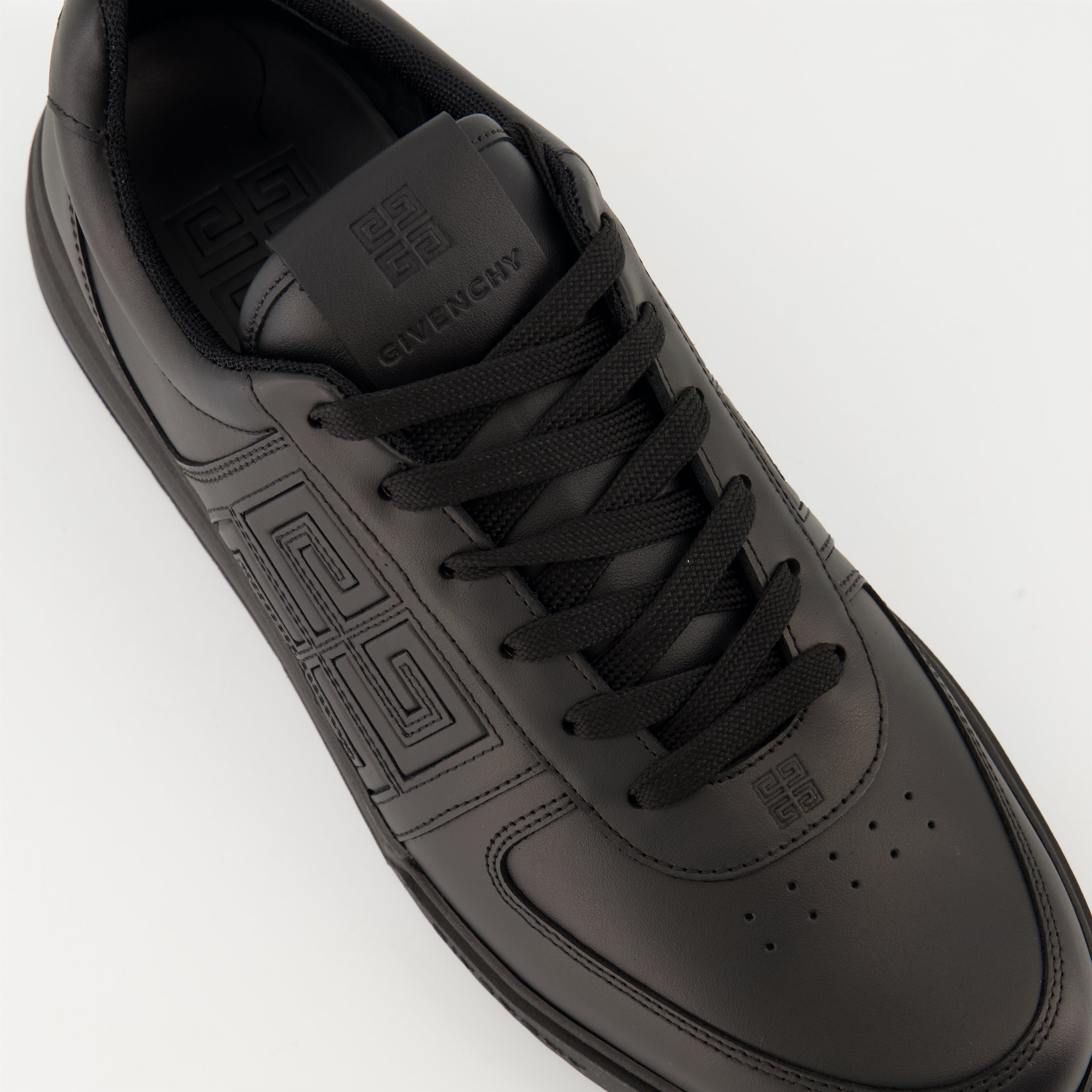 Image de baskets en cuir noir élégant de Givenchy pour hommes - Saison Automne-Hiver 2024 - Détail supérieur