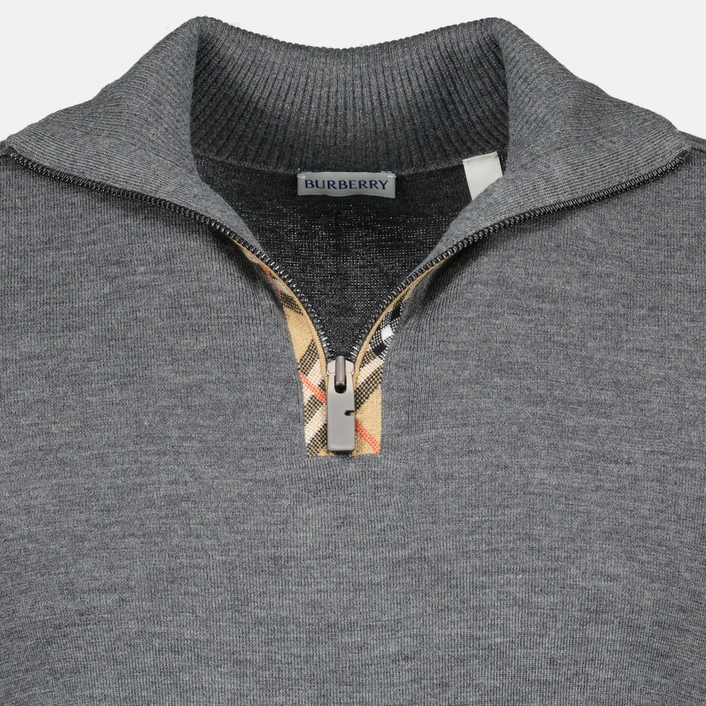 Imagen del suéter de lana gris con cremallera de Burberry para hombres - Temporada primavera-verano 2026 - Vista detallada 2