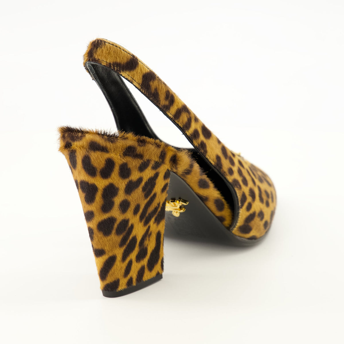 Sapatos de pele com estampagem de leopardo