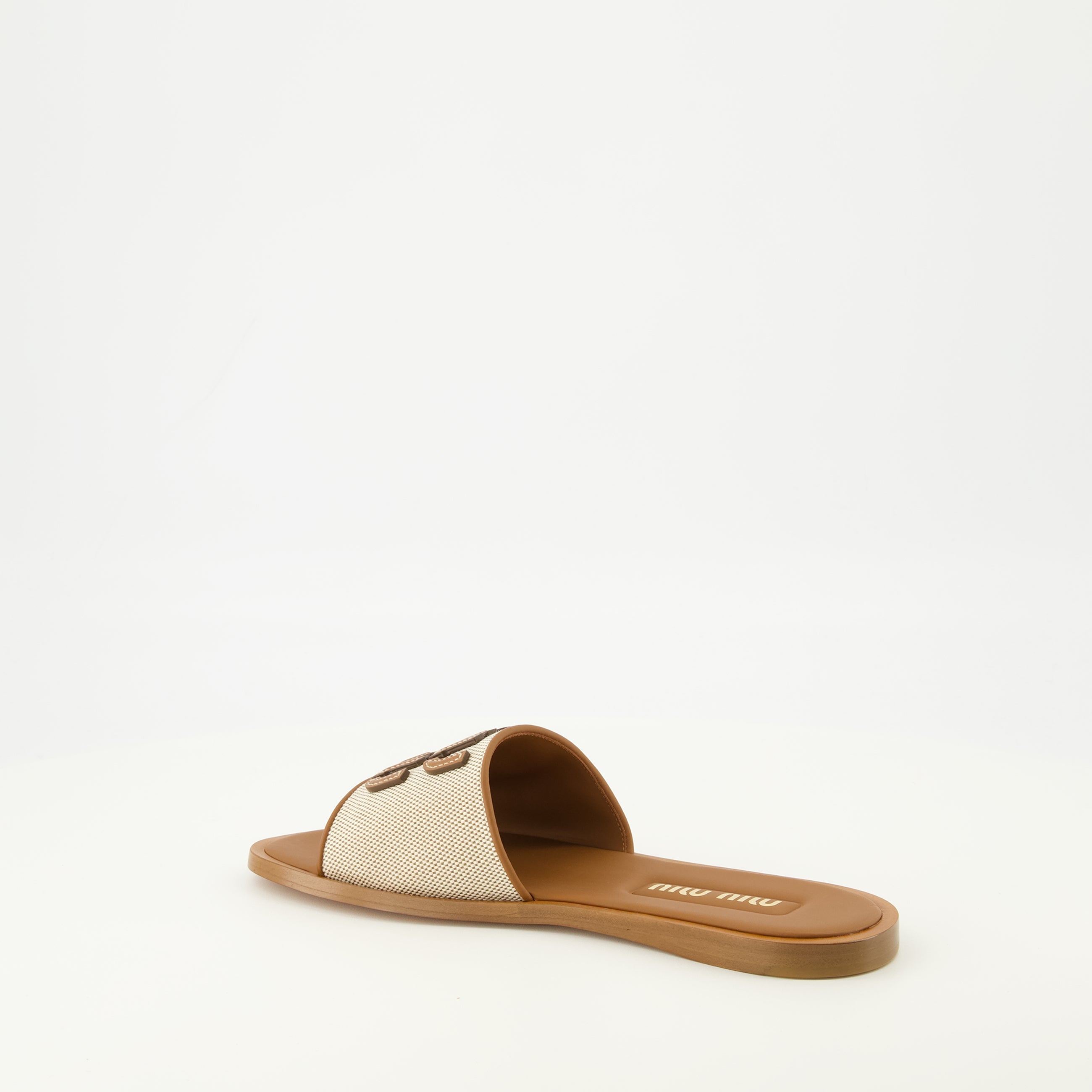 미우미우의 여성용 브라운 캔버스 및 가죽 뮬 이미지 - 시즌 봄-여름 2026 - 뒤 오른쪽 3/4 보기