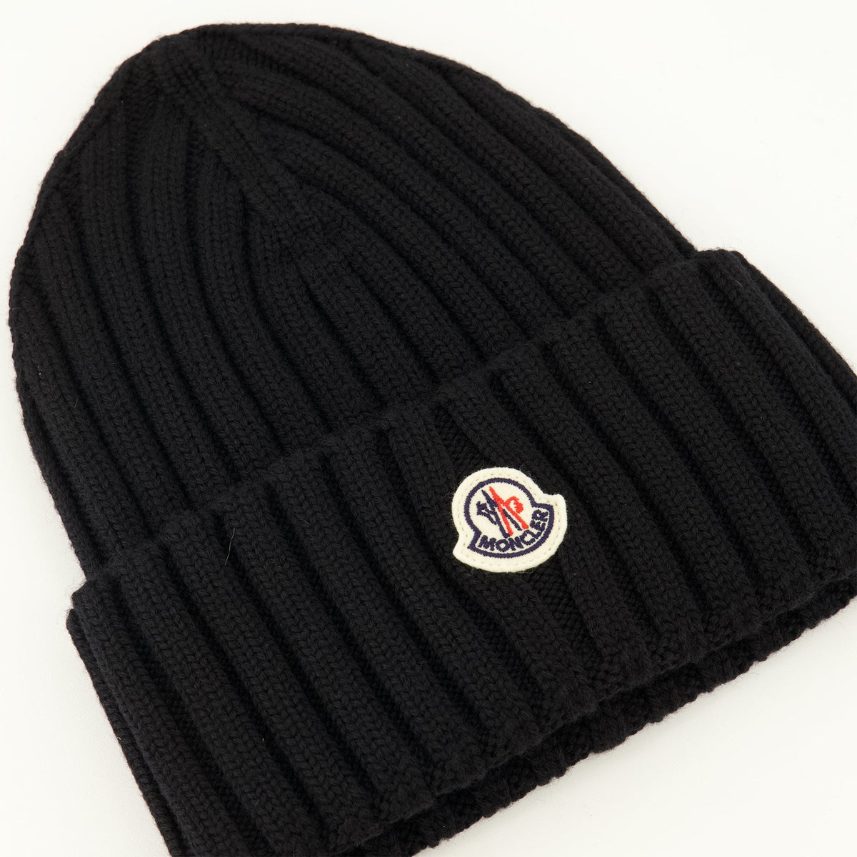 Schwarze Wollmütze mit Rippstrick und Logo
