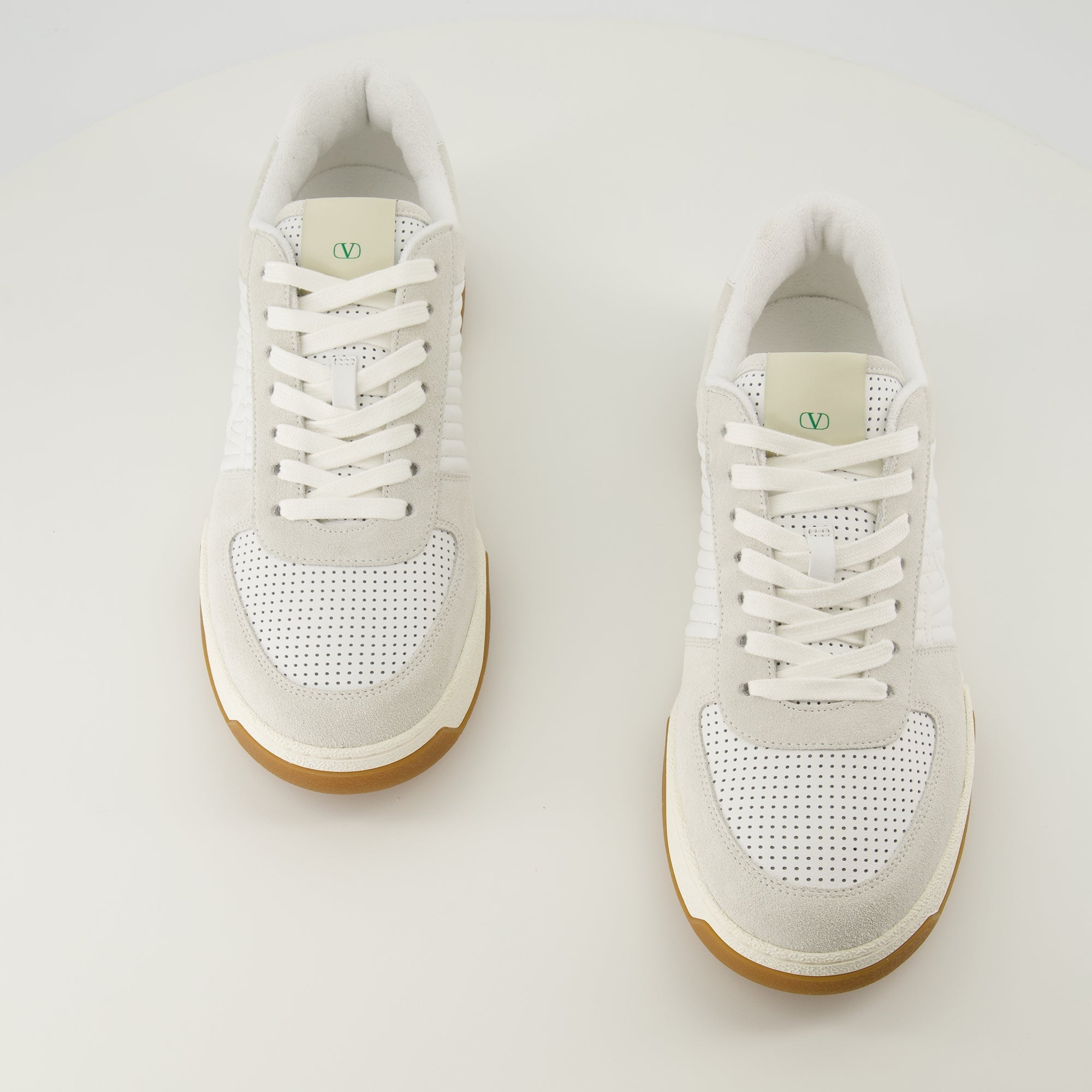 バレンティノ・ガラヴァーニの男性用ホワイトスパリースニーカーの画像 - 2026年春夏シーズン - 上面の製品ビュー