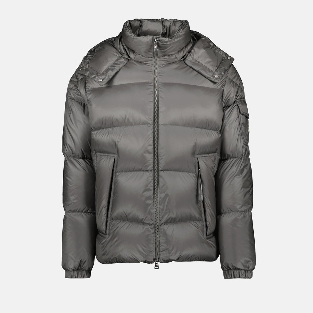 Image de la doudoune grise Couyere par Moncler pour hommes - Saison Automne-Hiver 2025 - Vue de face