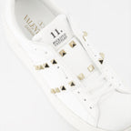 Imagen de las zapatillas Open Rockstud Platform de Valentino Garavani para mujeres - Temporada Primavera-Verano 2025 - Vista trasera