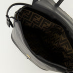 Imagen de mochila de cuero negro de Fendi para mujeres - Temporada Otoño-Invierno 2025 - Vista de detalle 2