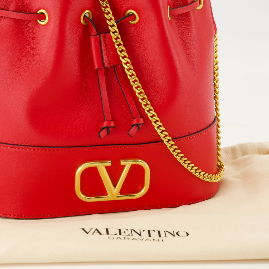 Imagem da Mini Bolsa Balde Vermelha de Valentino Garavani para Mulheres - Temporada Primavera-Verão 2026 - Vista de Detalhe 1
