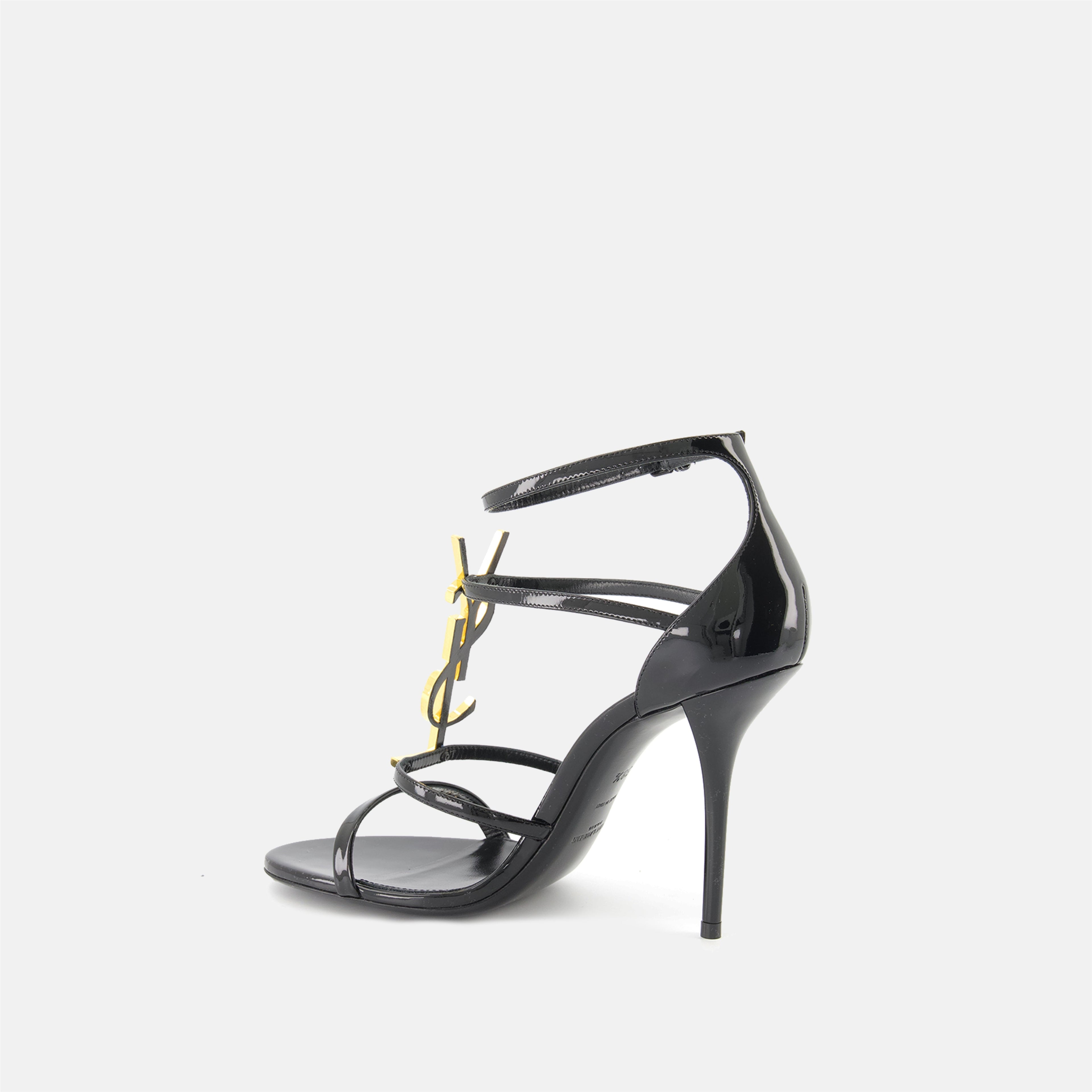 Imagen de los tacones Cassandra de Saint Laurent para mujeres - Temporada Primavera-Verano 2025 - Vista tres cuartos trasera derecha