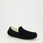 Immagine dei Chaussons Ascot Noir di Ugg per uomini - Stagione Primavera-Estate 2026 - Vista frontale destra in tre quarti