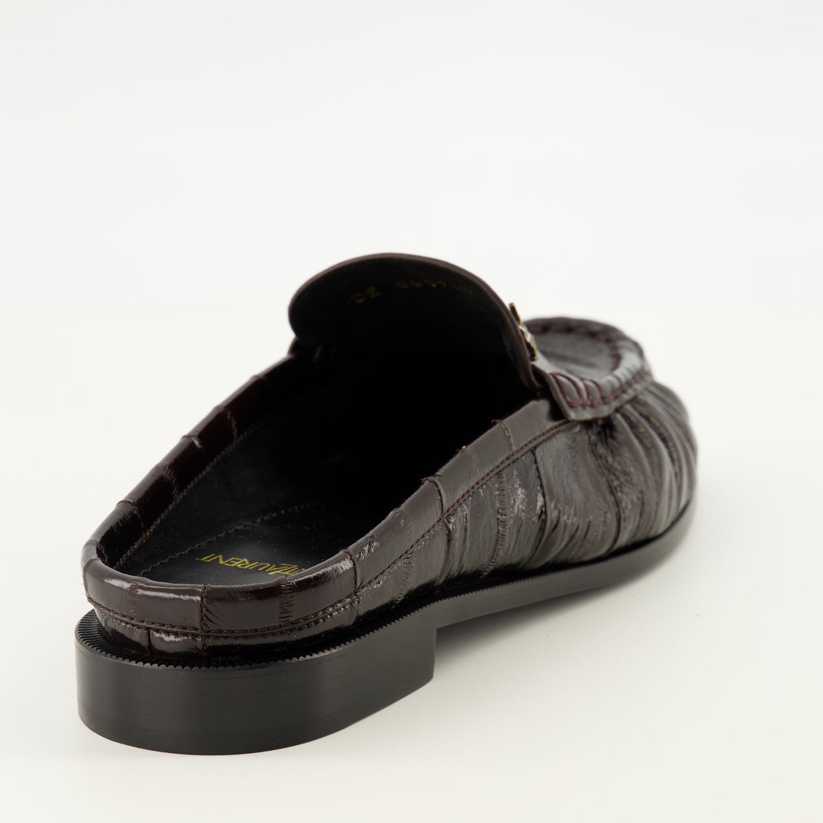 Mules tipo mocassim em pele com efeito crocodilo