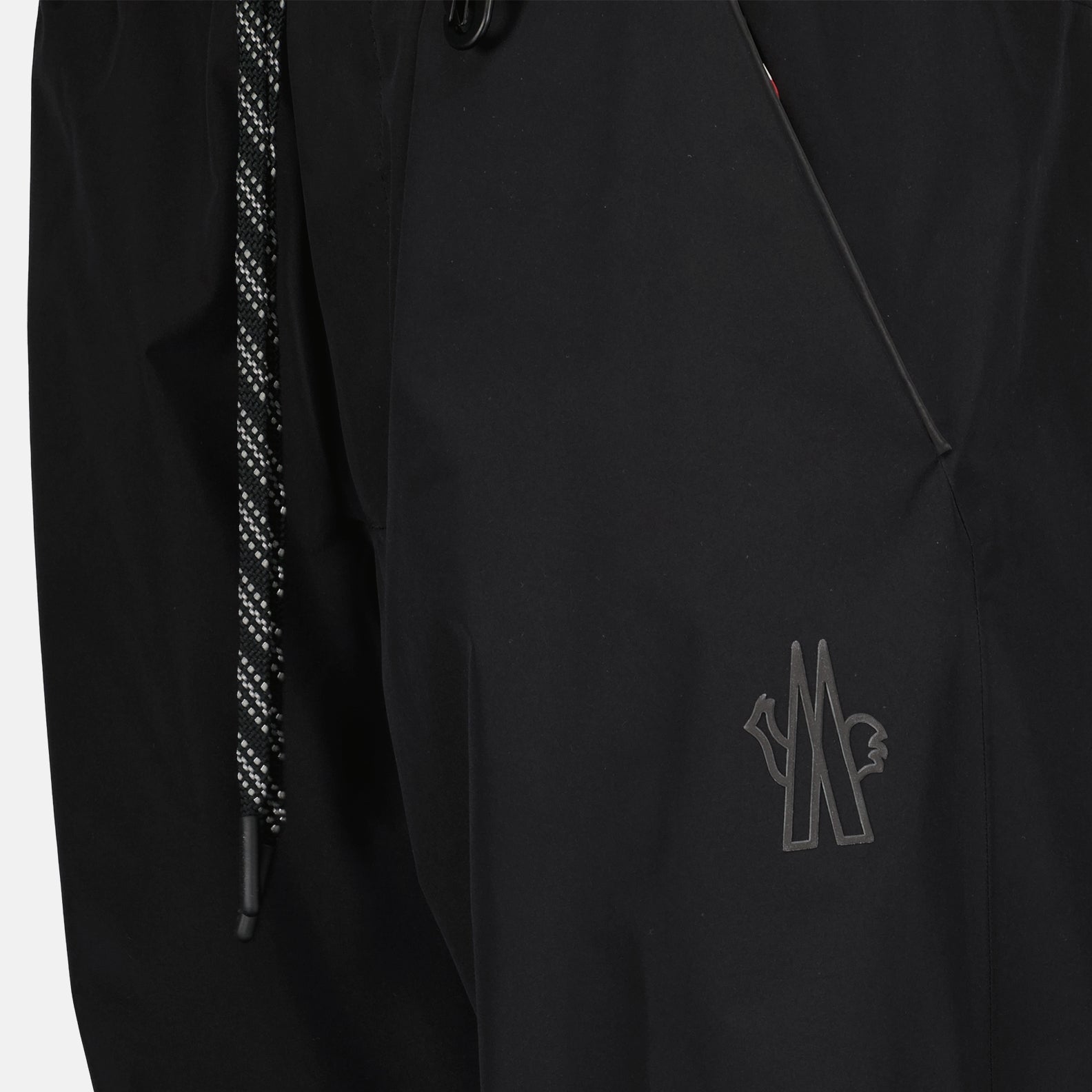 로고 패치가 있는 블랙 조거 팬츠