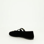Imagen de bailarinas de terciopelo negro con logo metálico de Prada para mujeres - Temporada primavera-verano 2025 - Vista de detalle del producto 3