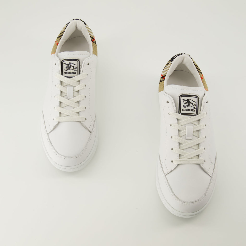 Bilde av hvite lær sneakers fra Burberry for kvinner - Sesong Vår-Sommer 2026 - Toppvisning av paret