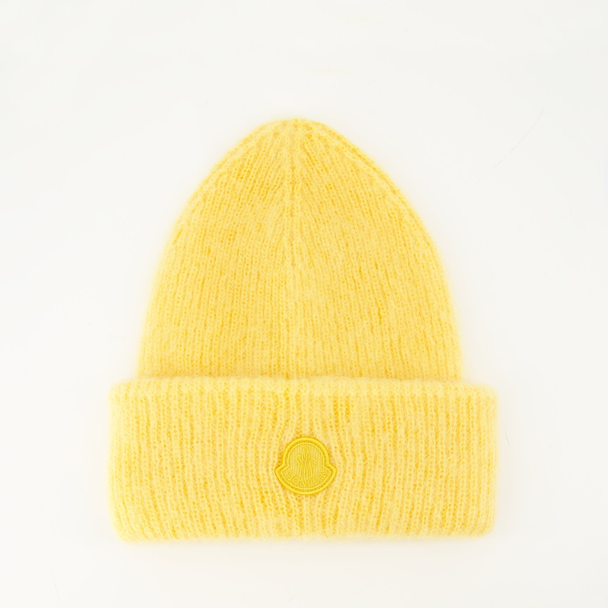 Image de bonnet en laine et mohair jaune par Moncler pour femmes - Saison Automne-Hiver 2025 - Vue de face