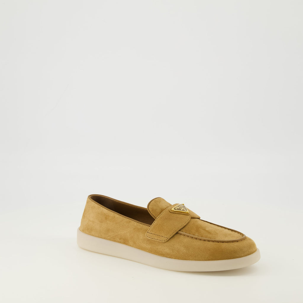 プラダの女性用スエードレザーのモカシンの画像 - シーズン春夏2026 - 前右三分の一ビュー