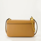 Imagem de uma bolsa de ombro em couro camelo VLogo Signature da Valentino Garavani para Mulheres - Temporada Outono-Inverno 2024 - Vista de Trás