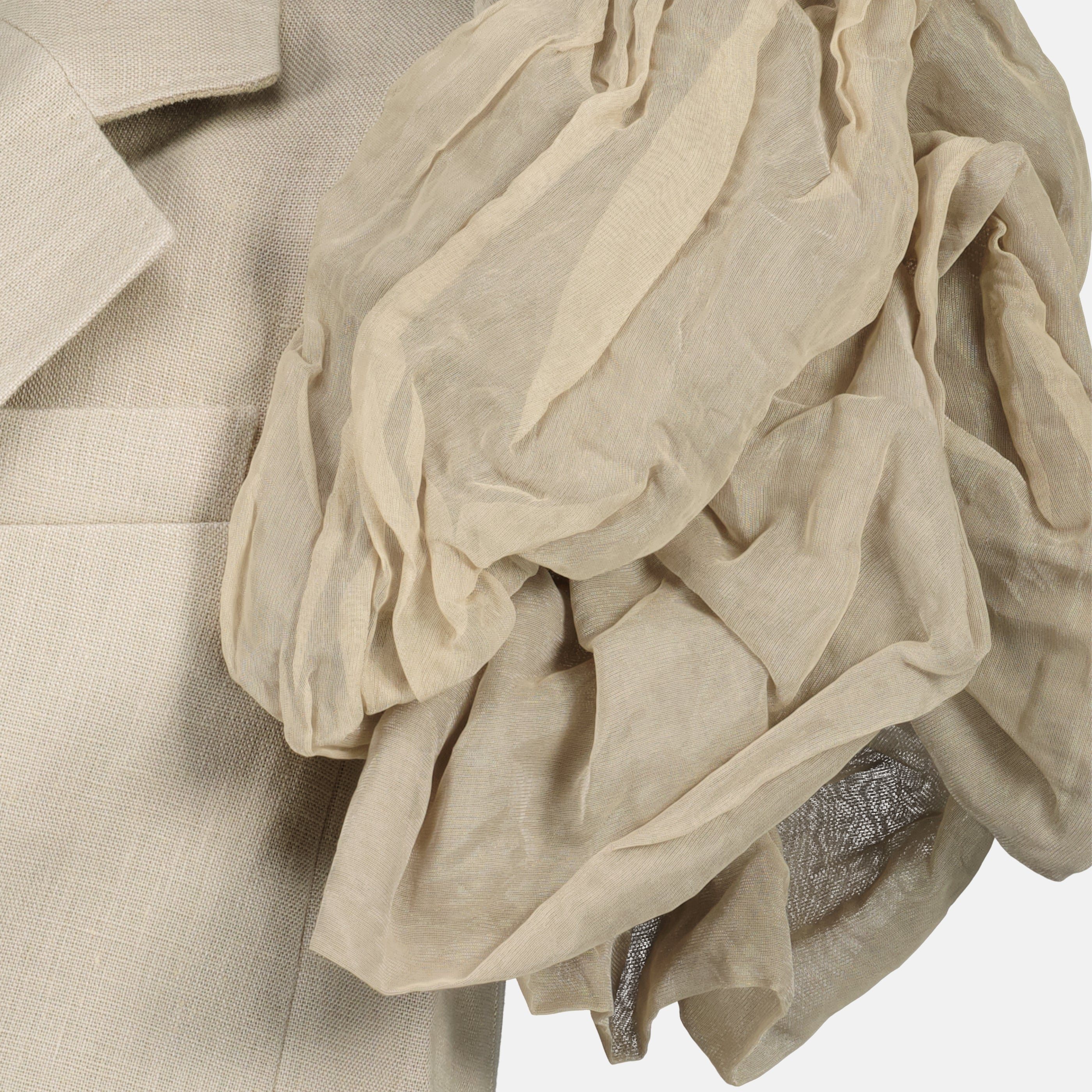 Imagen de un chaleco de lino beige con volantes de Max Mara para mujeres - Temporada Primavera-Verano 2026 - Vista de detalle 2