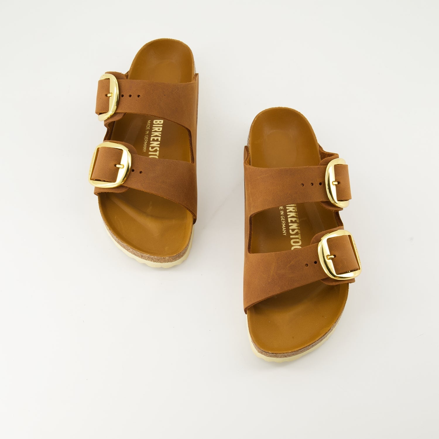 Image des sandales en cuir Arizona Big Buckle de Birkenstock pour femmes - Saison Automne-Hiver 2024 - Vue de dessus de la paire